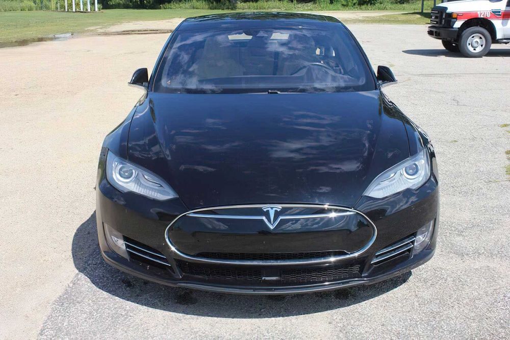 Tesla Model S P85D      2016