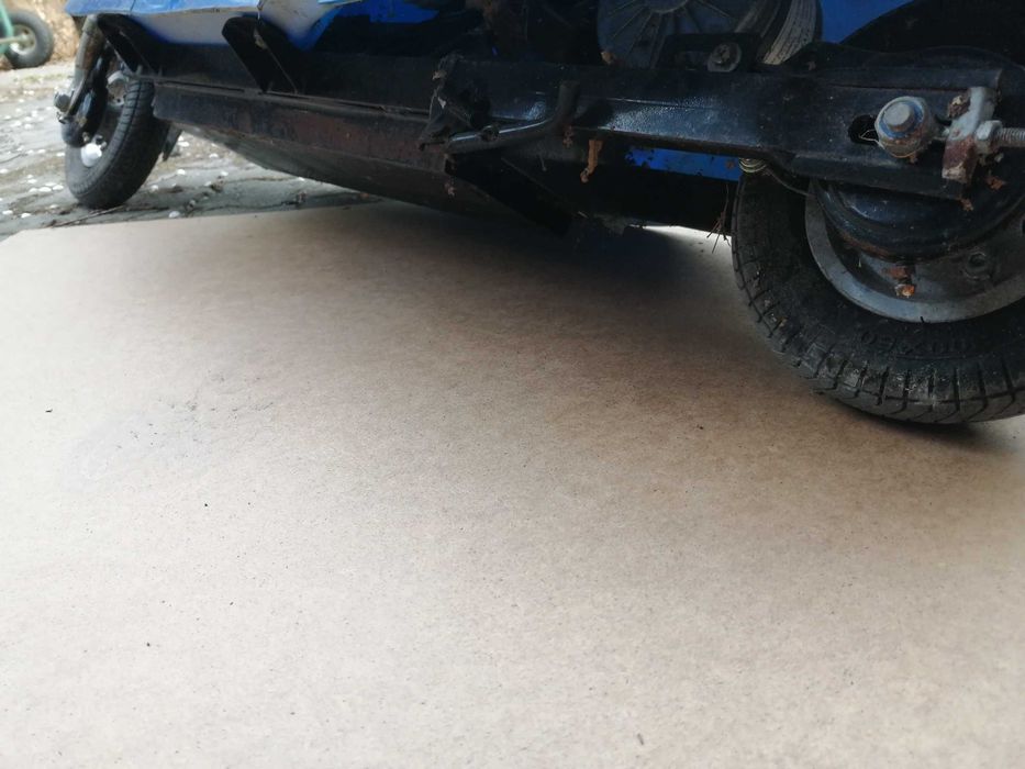 Elektryczna hulajnoga na częśći