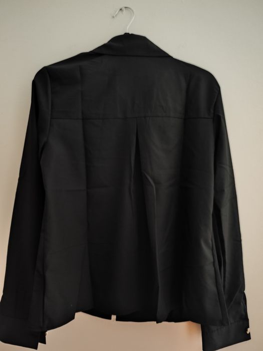 Blusa preta de cetim