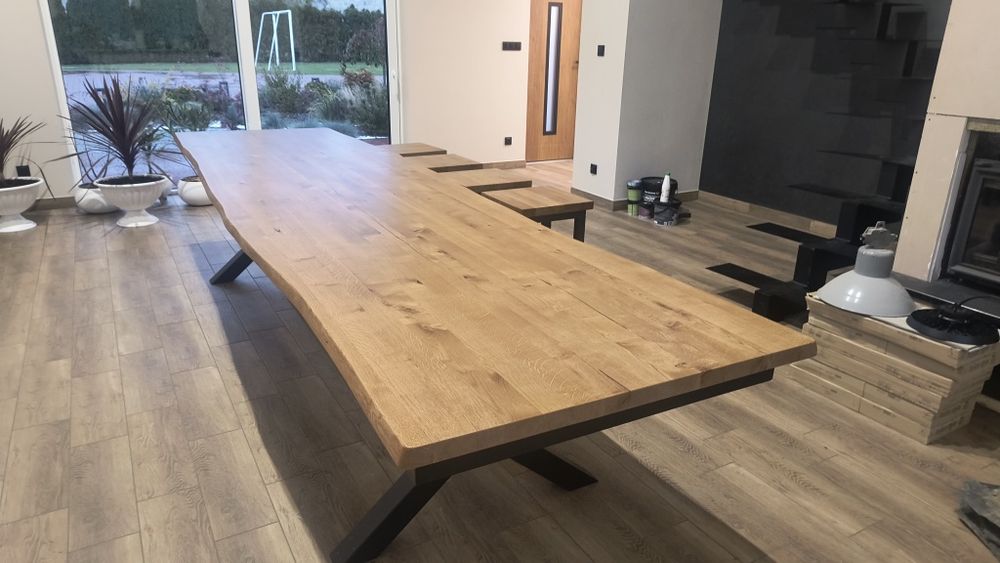 Dębowy stół z taborkami