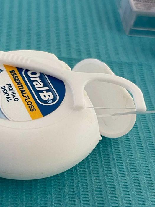 Набор пластиковых зубочисток для чистки между зубами с нитями