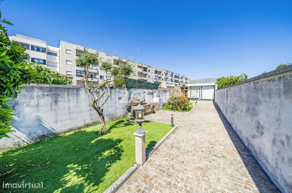 Moradia T4 com Elevador, Garagem e Jardim na Rua D. Pedro V
