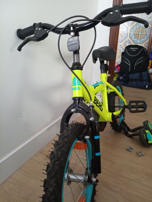 Bicicleta Berg infantil amarela limão com capacete