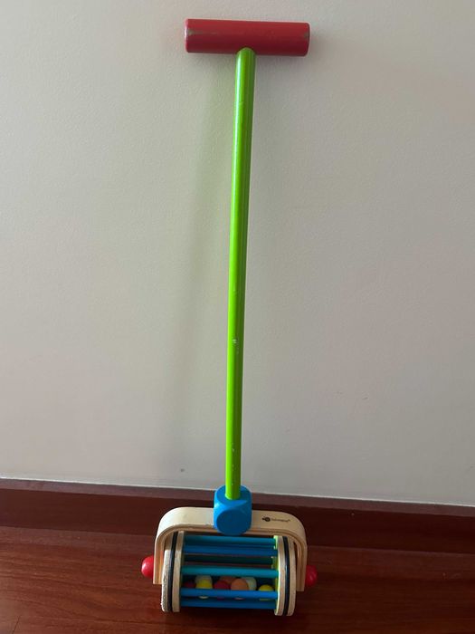 Brinquedo de arrastar de madeira com rolo de bola Imaginarium