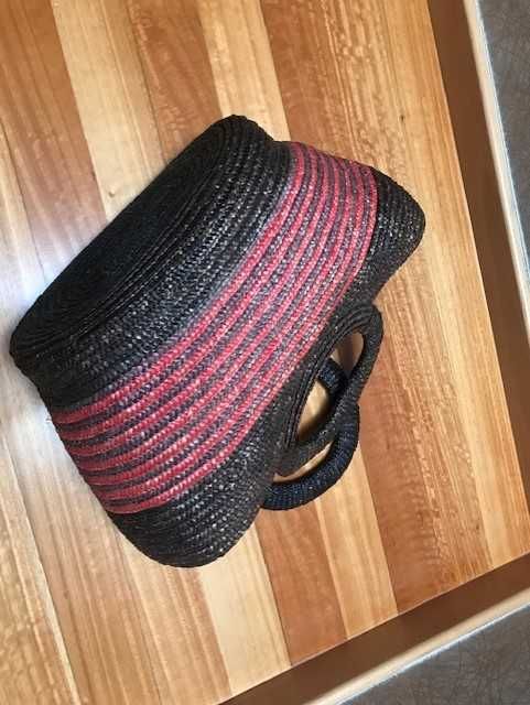 Cesta preta e vermelha de Praia