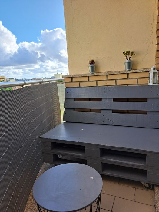 Banco com rodas em paletes oferta mesa