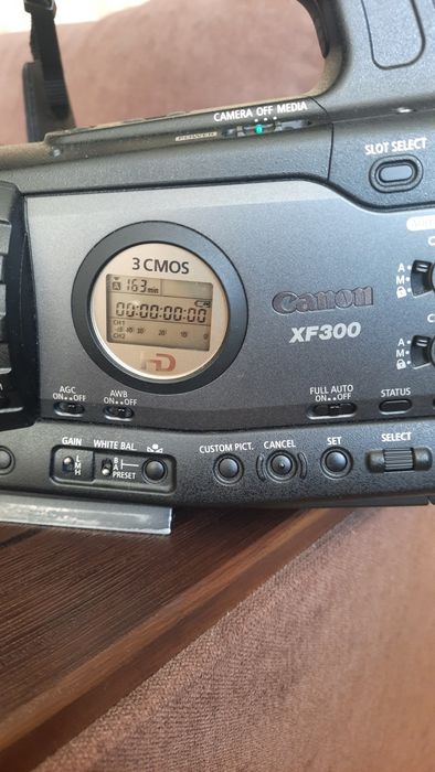 Продам відеокамеру Canon XF 300