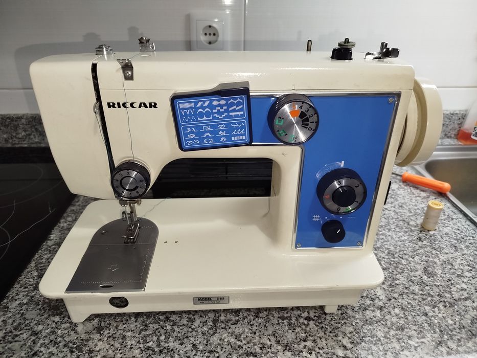 Máquina de costura riccar