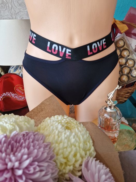Seksowne stringi damskie z szerokim gumowym pasem i nadrukiem.