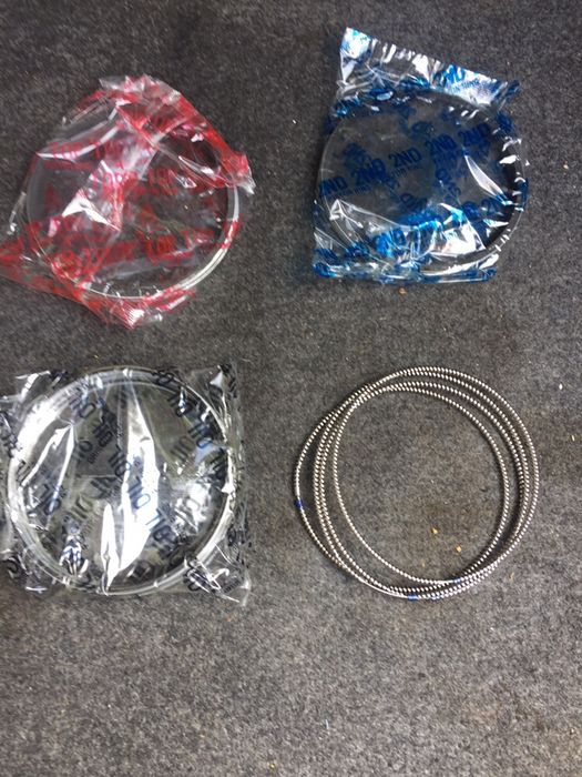 Поршни и кольца на Mitsubishi. Всё оригинал. Тип двигателя - 4G64