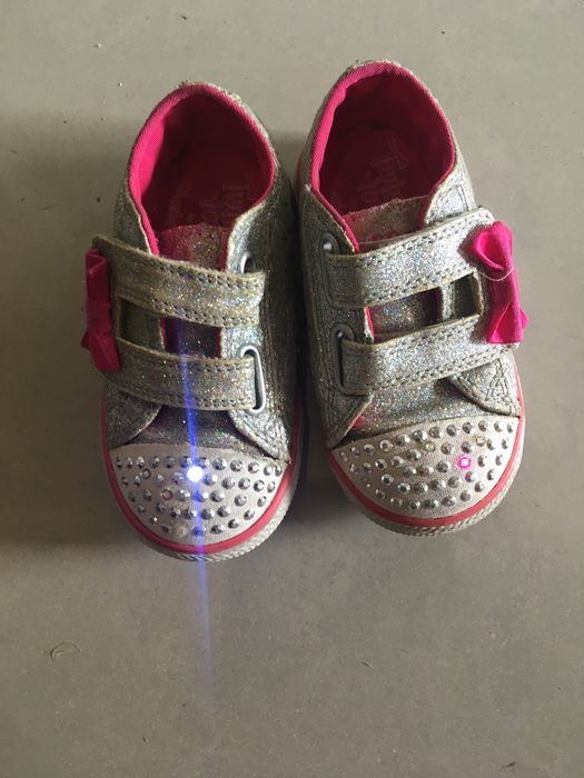 Tenisówki Skechers świecą