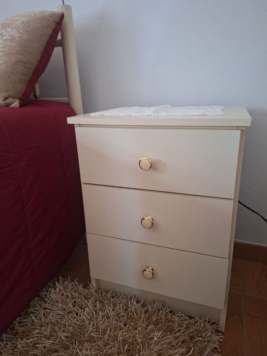 Mobilia de quarto em bom estado