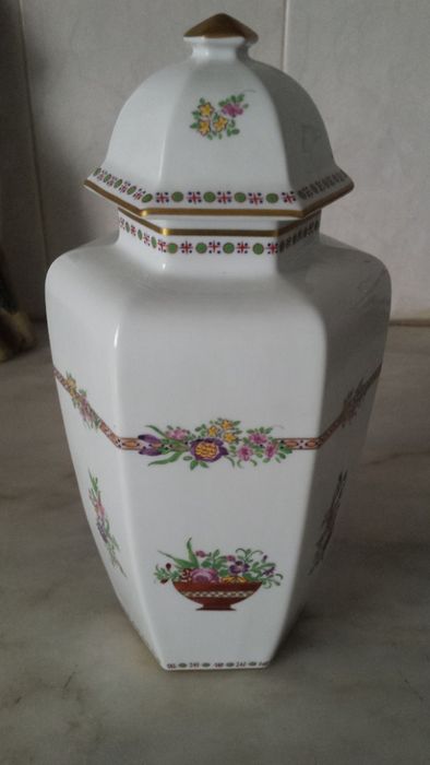 Porcelain Box with Lid "Rose Garden" – V Anniversary of the Royal Workshop64552539466115121