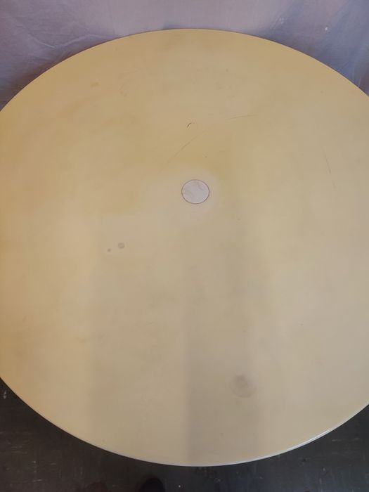 Mesa tampo plástico pernas madeira