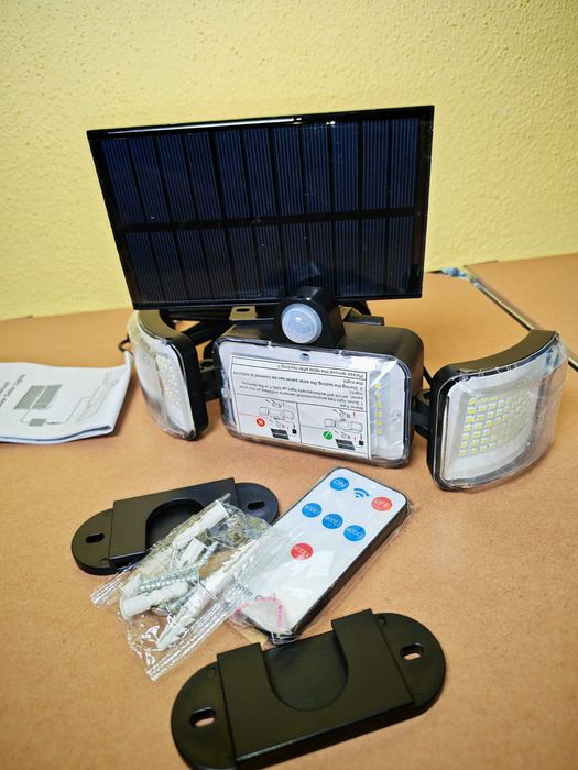 Projetor Solar 224 LED de 3 Cabeças – 1600 Lúmenes – Novo