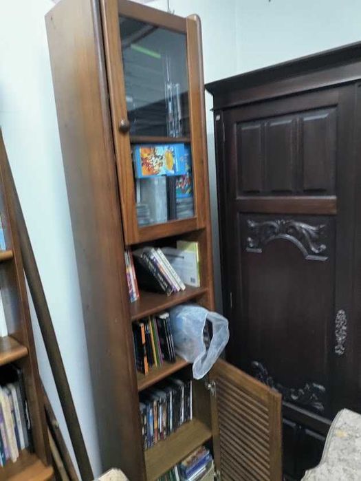 Estante em madeira de carvalho maciça com uma porta de vidro superior