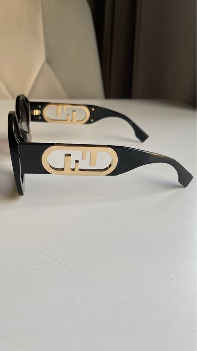 Okulary przeciwsłoneczne Fendi FE40048U 01B