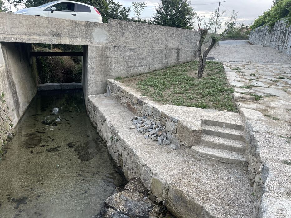 Muros em pedra e pré-fabricados