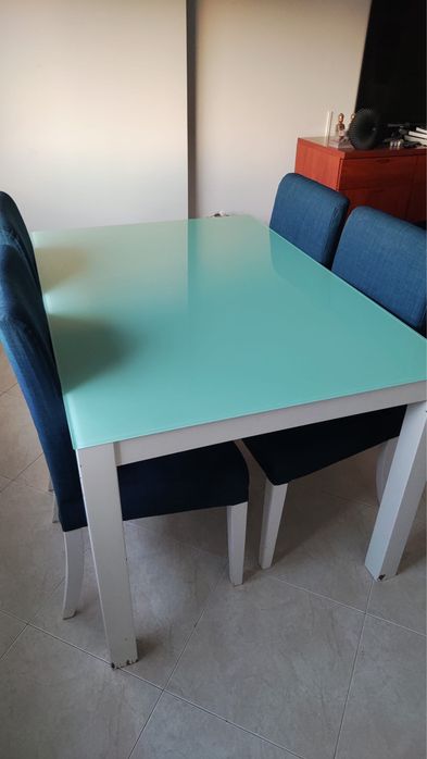 Mesa de jantar extensível + 4 cadeiras