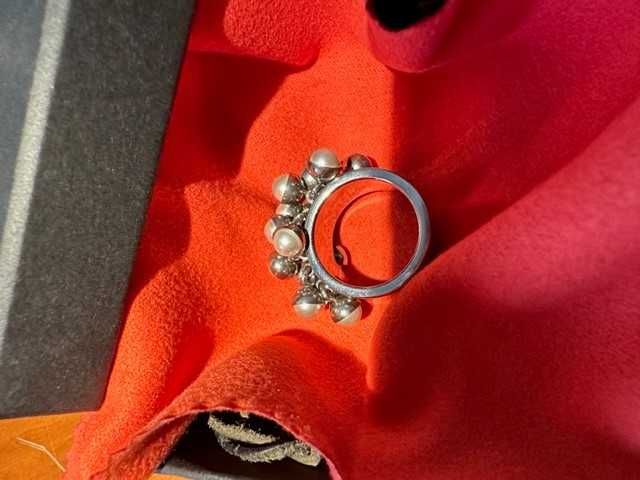 anéis da marca Swatch