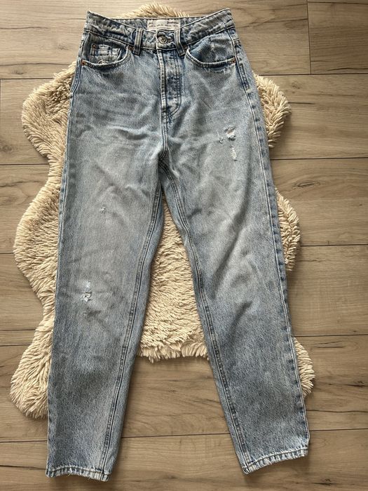 Jeansy z wysokim stanem Stradivarius