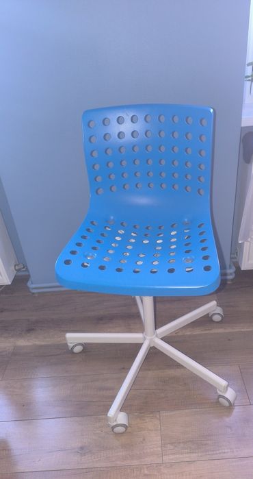 Krzesło obrotowe na kółkach
