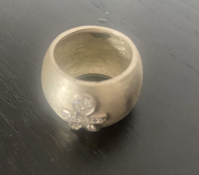 Conjunto Anel grosso e fio prata escovada com menino brilhantes