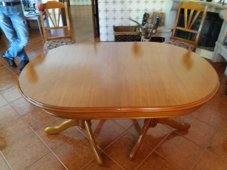 Mesa extensível em madeira maciça, pinho mel.