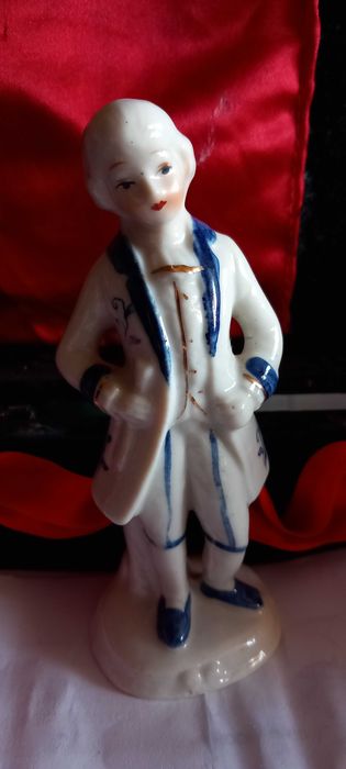 Bibelots variados, e miniaturas.