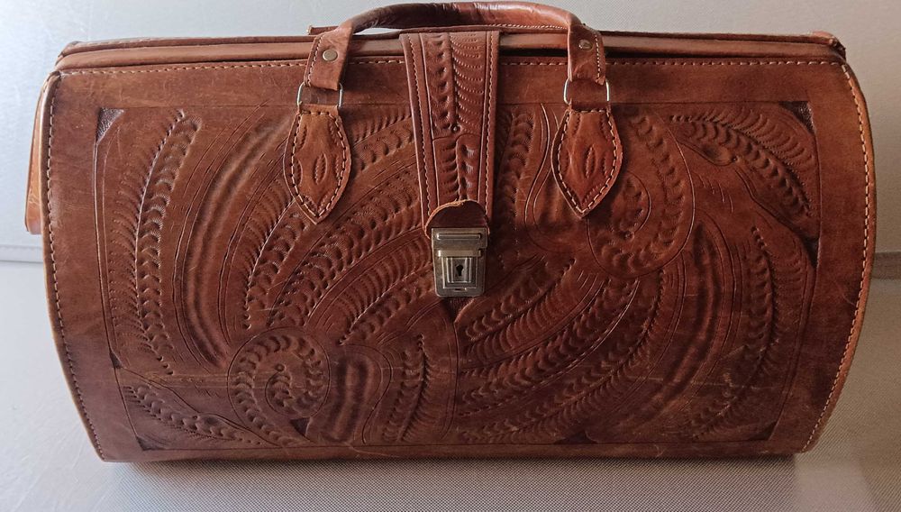 Mala couro origem América do Sul