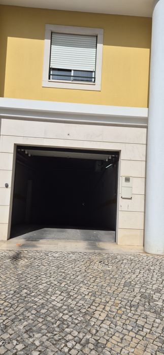 Espaço de estacionamento centro de Torres Vedras