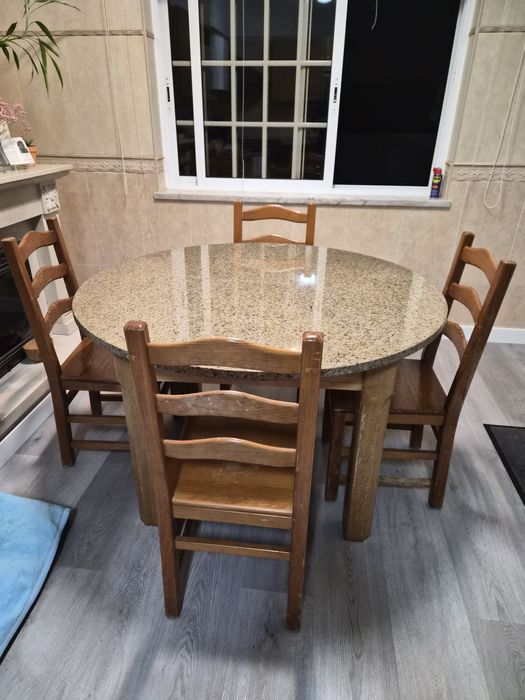 Mesa de cozinha usada em bom estado