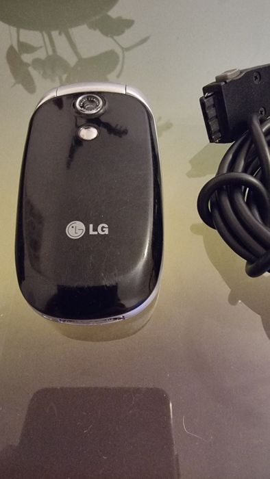 Telemóvel LG KG220 com carregador de origem. (NOS