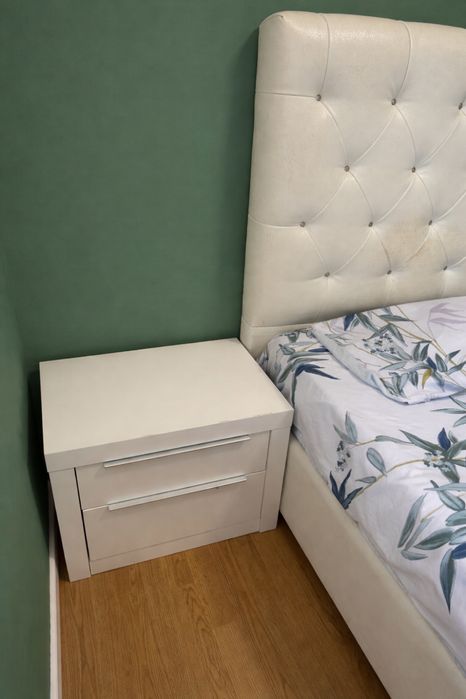 Dormitorio com cama, criado e comoda