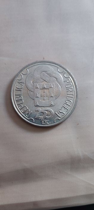 Lote 4 Moedas Escudos Portugal (250$00 / 200$00 / 100$00)