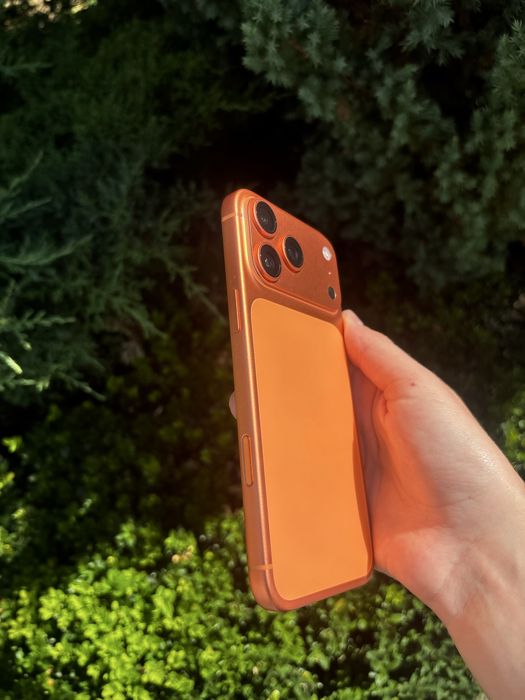iPhone 17 pro max Cosmic Orange