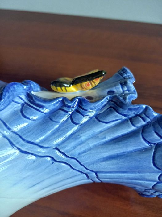 Wazon ceramika porcelana ozdobna z motylem.