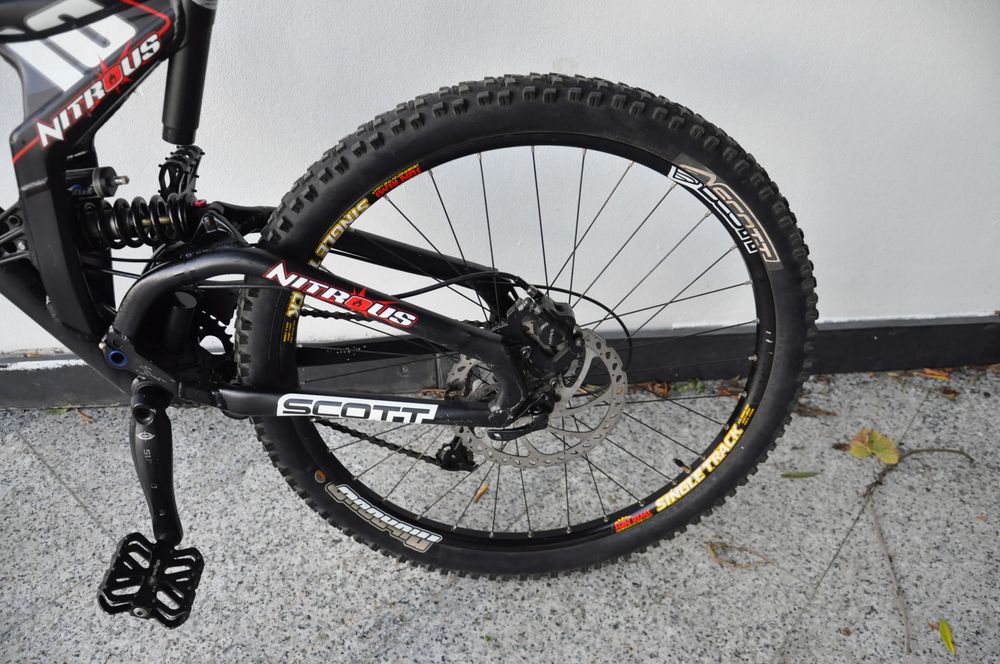 Bicicleta Scott Nitrous 10 e equipamento de downhill