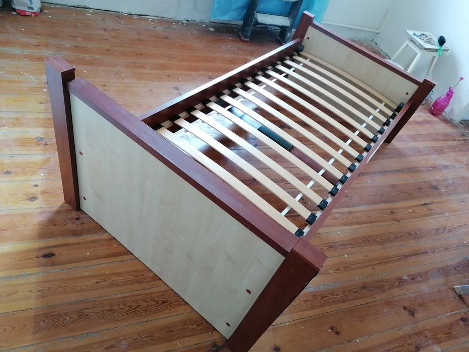 Łóżko (bez materaca) z rozkręcanym stelażem