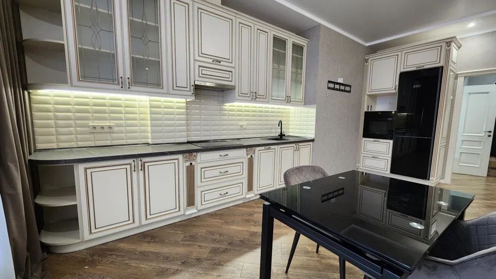 Кадор Таирова ЖК 5 Жемчужина, 3-комнатная 94 м², кухня-гостиная 45 м² - View 2