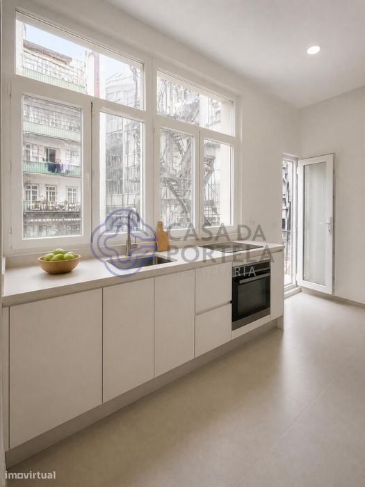 Apartamento T3 novo remodelado com logradouro de 15 m2 em prédio total