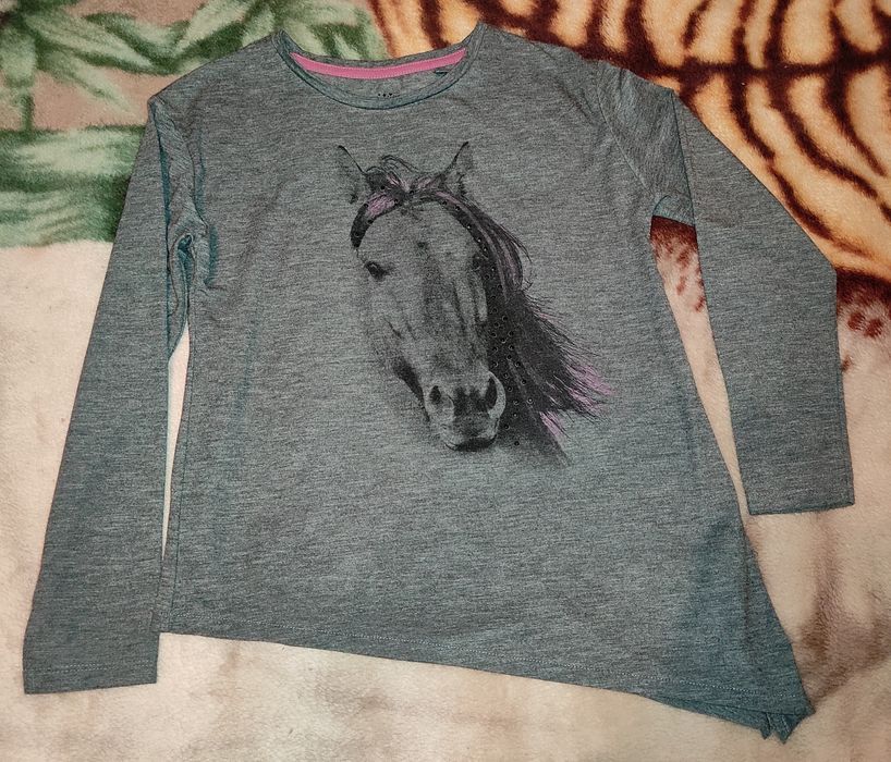 Фирменная кофточка на девочку