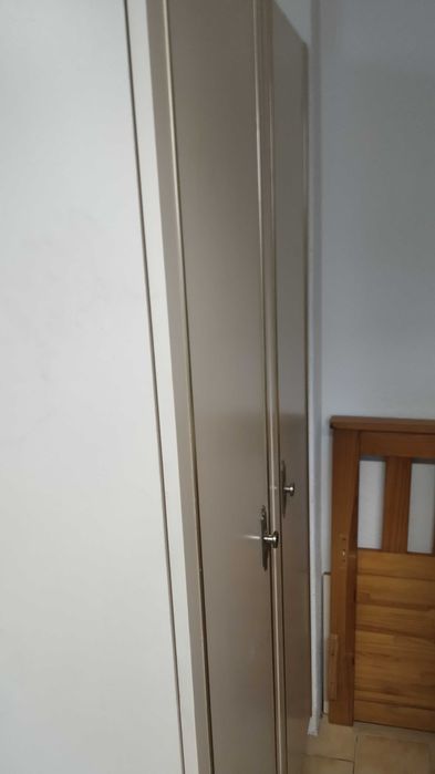 Roupeiro com boa arrumação