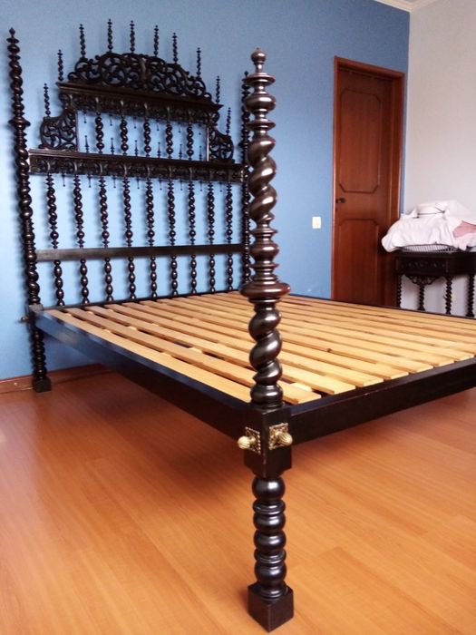 Cama de casal com estrado e 2 mesinhas cabeceira