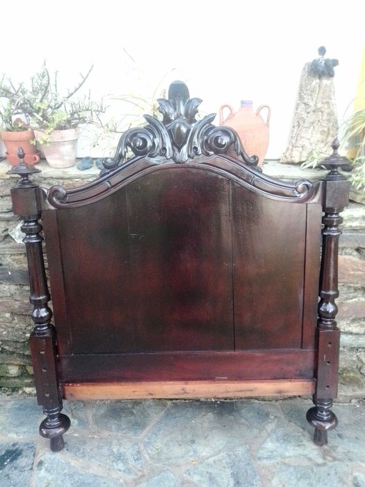 Cama romântica individual antiga