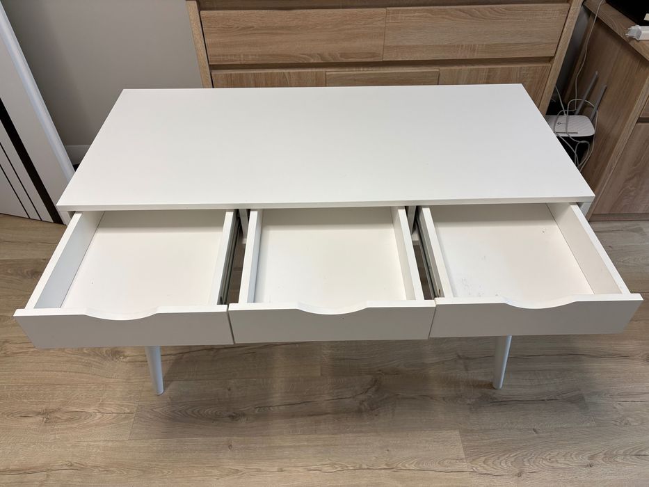 Białe biurko na 4 nóżkach