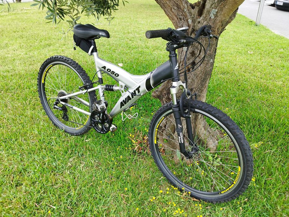 Bicicleta nova de montanha com soporte de ferramentas