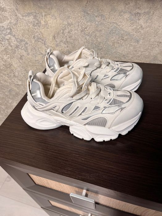 Підліткові кросівки 39 розміру.довжина устілки 25 см