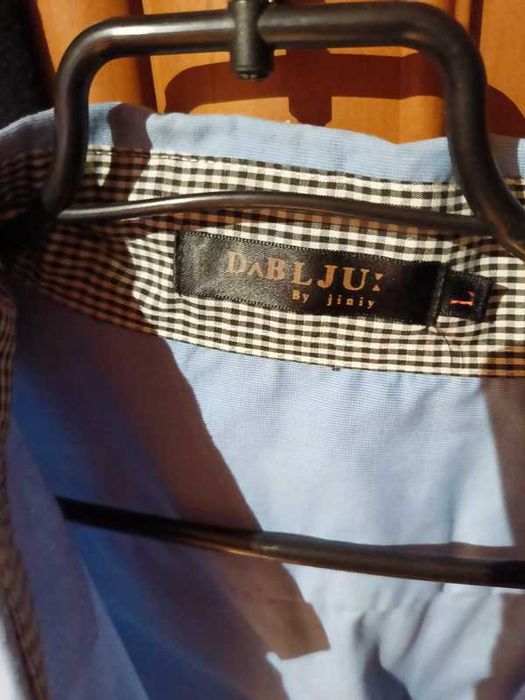 Koszula męska w kolorze jasnoniebieskim.