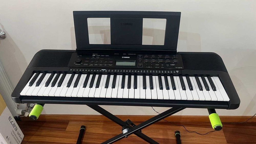 Teclado Yamaha PSR-E273 + Suporte Gravity KSX 1 – Como Novo